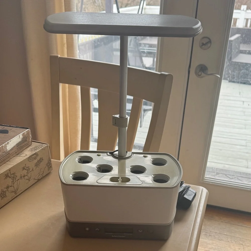 Aerogarden White Indoor Hydroponic Garden 🪴 - Picture 6 of 7
